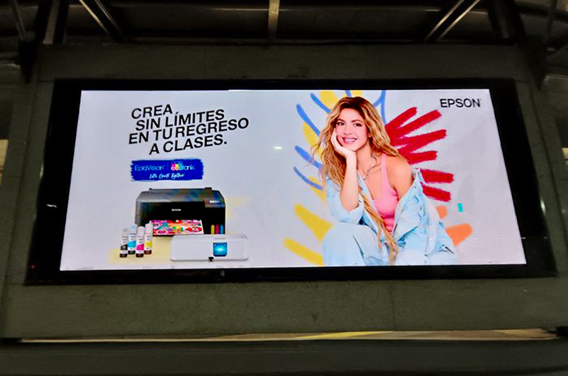 Banner Back To School en el metrobus de la CDMX