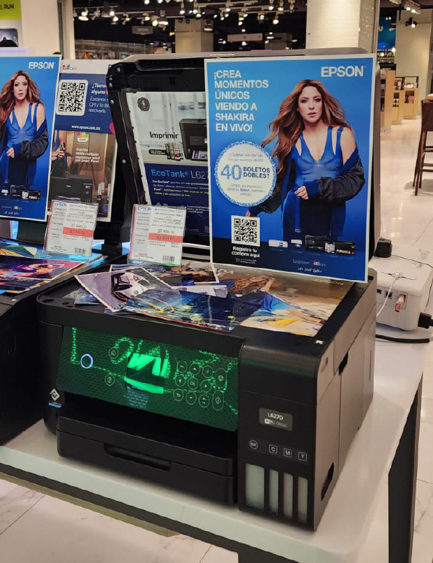 Banner shakira en tienda
